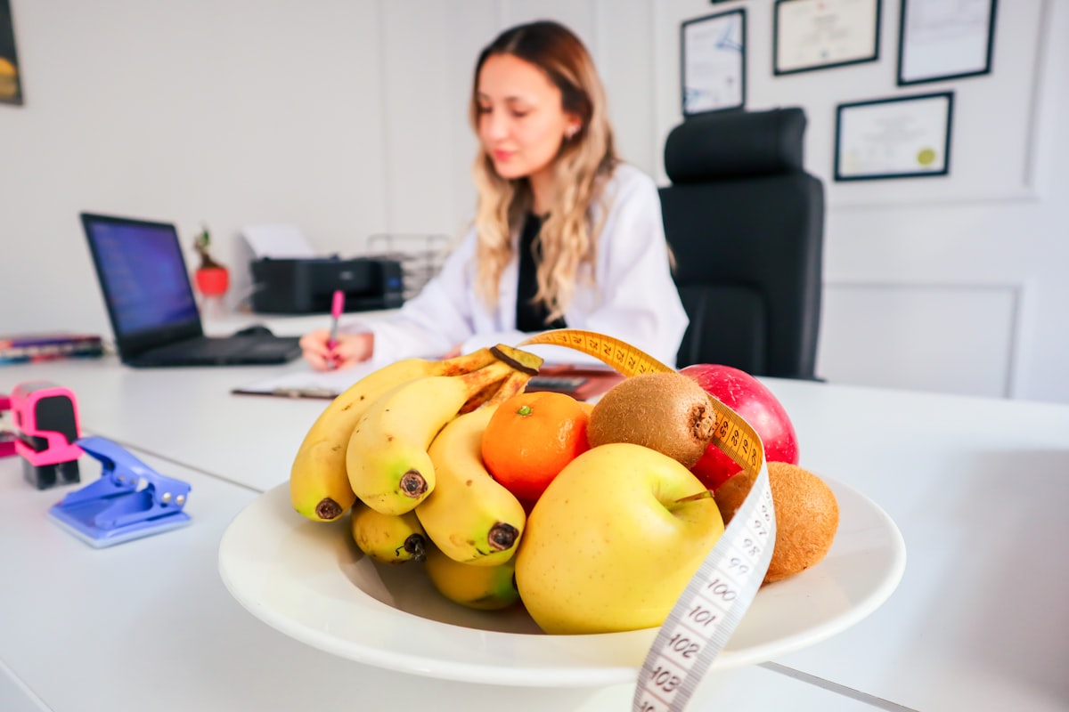 Experto en nutrición preparando alimentos frescos y saludables